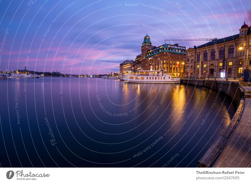 Schifffahrt Stadt Hauptstadt blau gelb gold violett türkis weiß Stockholm Schweden Wasser Reflexion & Spiegelung Städtereise Hotel Licht Dämmerung Stimmung