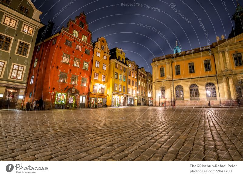 Gamla Stan Stadt Hauptstadt blau braun gelb grau rot weiß Stockholm Schweden Haus Nacht Licht Pflastersteine Tourismus Attraktion geschätzt Bekanntheit