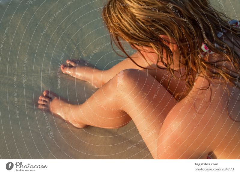 TRÄUMEN Frau Strand Meer Sand Wasser Erholung träumen verträumt Wärme Zeit Ferien & Urlaub & Reisen brünett Sonnenbad Farbfoto Textfreiraum links Traumurlaub