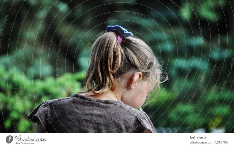 Dort unten... Mensch Kind Mädchen Kindheit Leben Kopf Haare & Frisuren Ohr Rücken 1 3-8 Jahre Umwelt Natur Pflanze Sommer Klima Wetter Schönes Wetter Stimmung