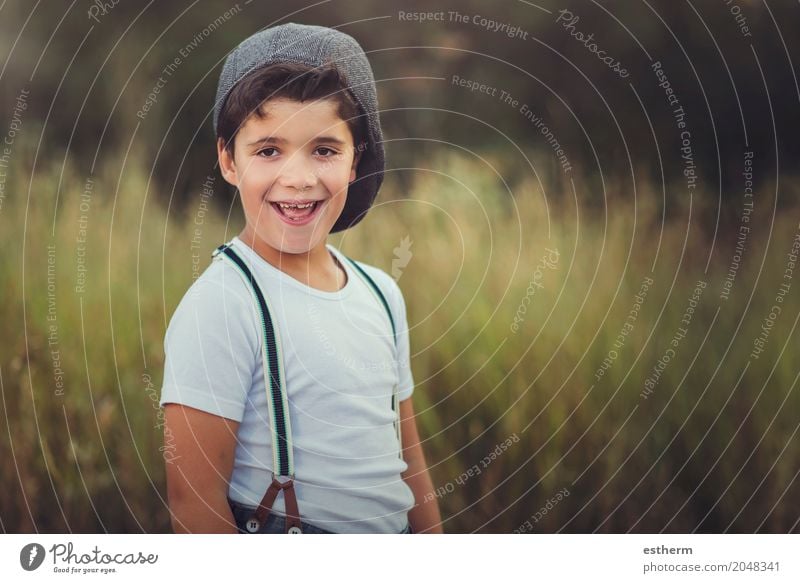 Glückliches Kind auf dem Feld Lifestyle Abenteuer Mensch Kleinkind Junge Kindheit 1 3-8 Jahre Natur Wiese genießen Lächeln lachen toben kuschlig positiv Gefühle