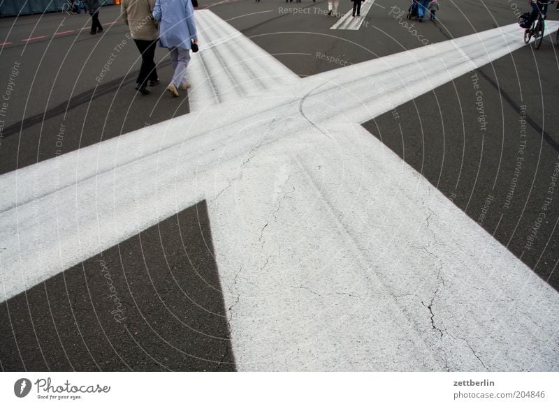 Tempelhofer Feld Berlin Flugbahn Flughafen Flugplatz Landebahn Asphalt Fahrbahn Fahrbahnmarkierung Strukturen & Formen Ecke Geometrie Mensch gehen unterwegs