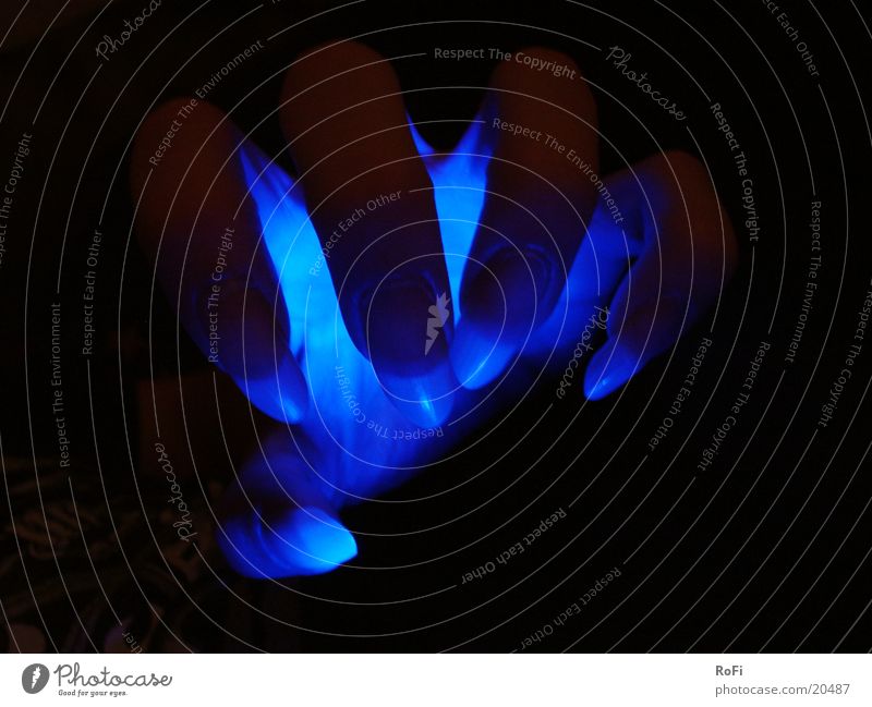 das blaue Händchen Hand Krallen Fingernagel geisterhaft Mann