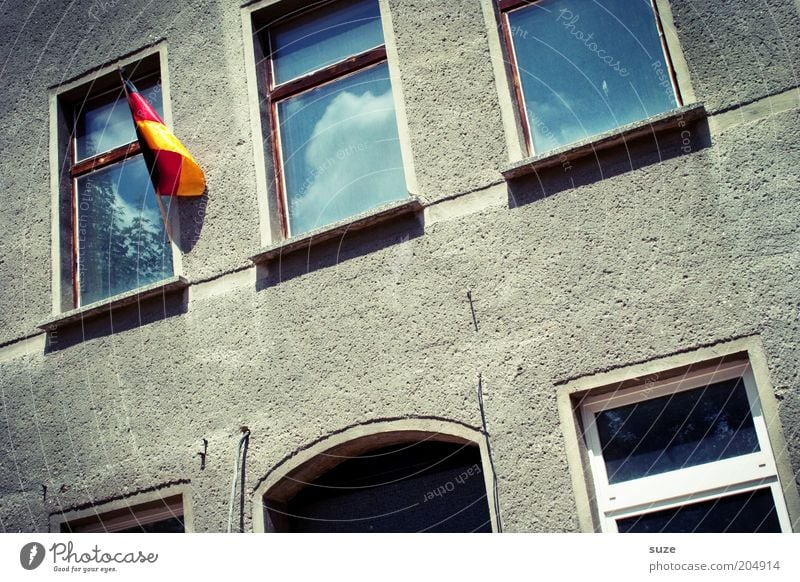 Schland Sport Erfolg Haus Mauer Wand Fassade Fenster Fahne hängen alt Freude Vorfreude Begeisterung Euphorie Treue Nostalgie Stimmung Stolz Vergänglichkeit