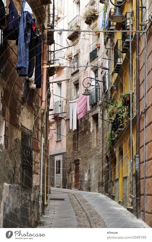 Waschtag Ferien & Urlaub & Reisen Häusliches Leben Gagliari Sardinien Hauptstadt Stadtzentrum Altstadt bevölkert Haus Traumhaus Mauer Wand alt authentisch