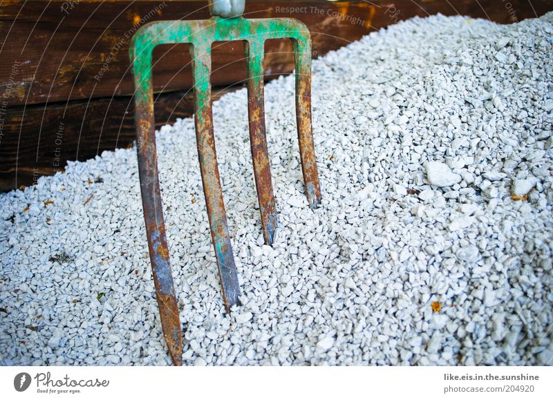 So ein ...Kies! Hausbau Renovieren Landschaftspflege Handwerk Baustelle Werkzeug Forke Stein Holz Metall bauen Rost alt Kieselsteine Gartenarbeit grün weiß