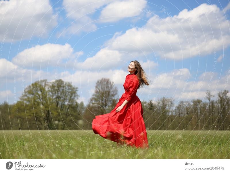 . feminin Frau Erwachsene 1 Mensch Himmel Wolken Schönes Wetter Wiese Wald Kleid blond langhaarig Bewegung drehen Erholung Tanzen Fröhlichkeit Glück schön