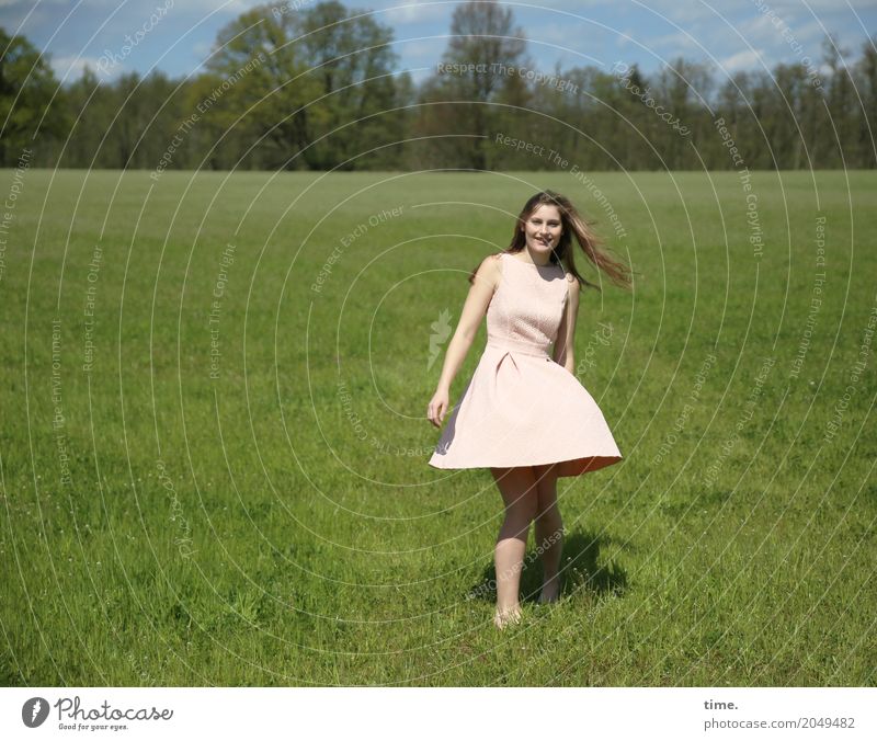 . feminin Frau Erwachsene 1 Mensch Frühling Schönes Wetter Baum Wiese Feld Kleid brünett langhaarig beobachten Bewegung drehen Blick Tanzen frei Fröhlichkeit