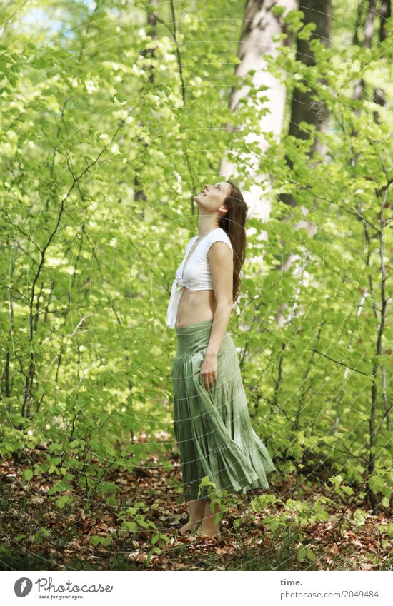 . feminin Frau Erwachsene 1 Mensch Umwelt Natur Landschaft Pflanze Erde Schönes Wetter Baum Wald Hemd Rock Barfuß brünett langhaarig beobachten Blick stehen