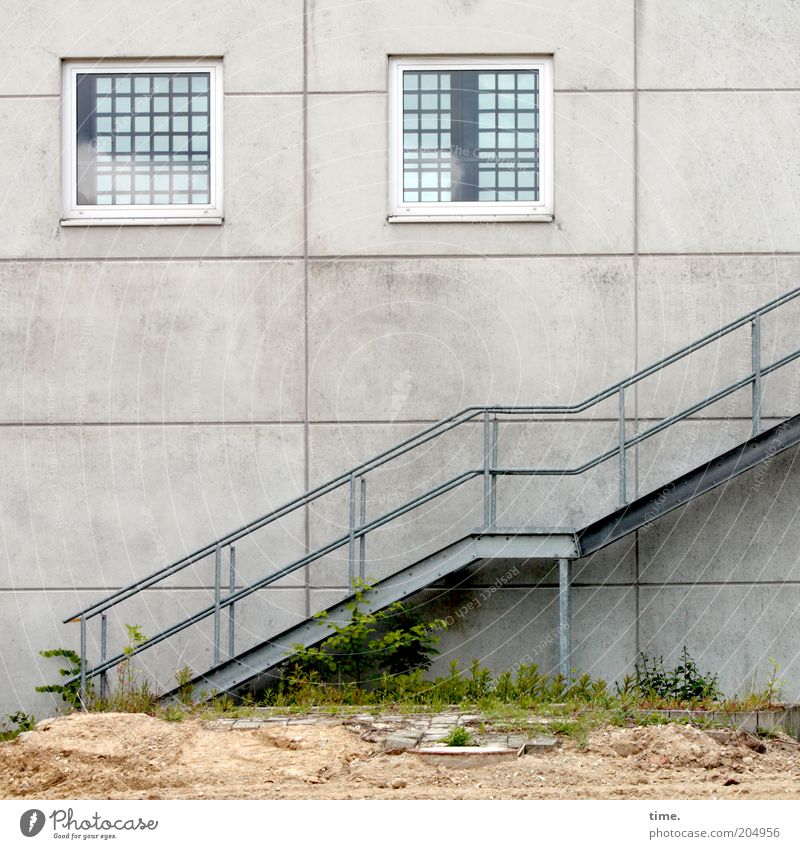 [H10.1] - verhalten optimistisch Sand Architektur Mauer Wand Treppe Fenster Beton Stahl kaputt Eisen aufwärts Geländer Treppengeländer parallel diagonal Höhe