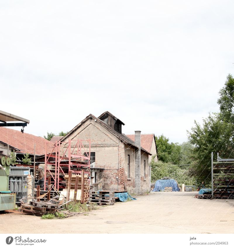 werkhof Arbeitsplatz Fabrik Industrie Dienstleistungsgewerbe Unternehmen Himmel Baum Haus Industrieanlage Platz Bauwerk Gebäude Architektur trist Lager Material