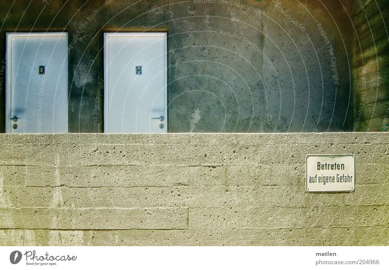 Attenzione Menschenleer Mauer Wand Stein Beton Metall grau Toilette Damentoilette Herrentoilette Schilder & Markierungen Tür Hinweisschild Warnhinweis Farbfoto