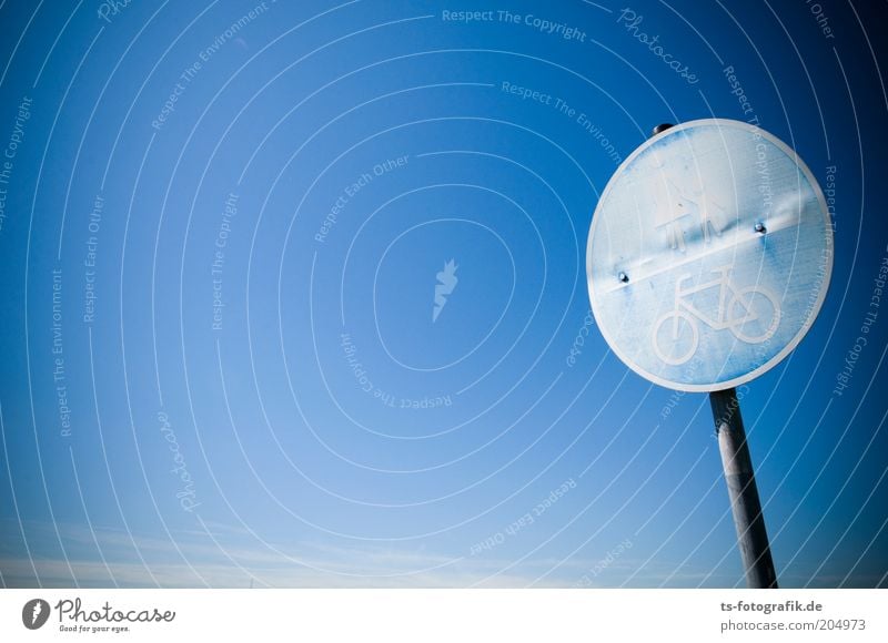 noble Verkehrsschildblässe Umwelt Himmel Wolkenloser Himmel Sommer Wetter Schönes Wetter Verkehrszeichen Fußweg verblasst blassblau bleich verblassen rund Farbe