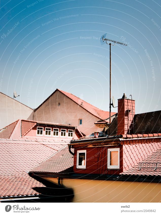 Analoges Fernsehen Wolkenloser Himmel Schönes Wetter Bautzen Lausitz Deutschland Kleinstadt Altstadt Haus Gebäude Dachziegel Antenne Satellitenantenne