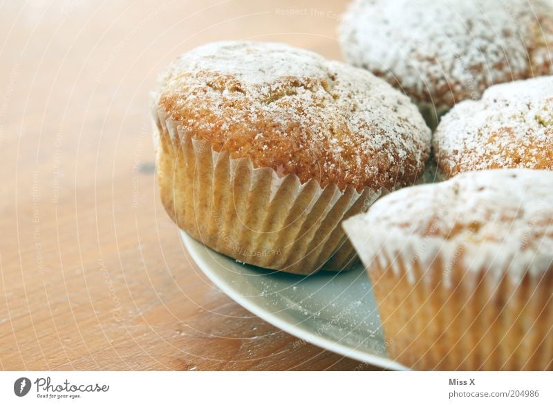 Rechts(oben) für Lili Lebensmittel Teigwaren Backwaren Kuchen Dessert Ernährung Kaffeetrinken Fingerfood Teller klein lecker saftig süß Muffin Puderzucker