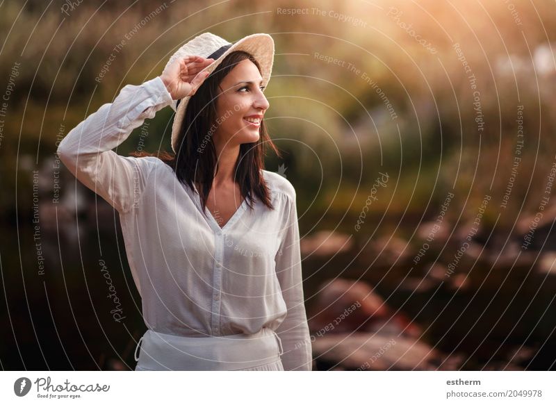 Portrait der hübschen Frau lächelnd in der Natur Lifestyle schön Wellness Ferien & Urlaub & Reisen Ausflug Abenteuer Freiheit Mensch feminin Junge Frau