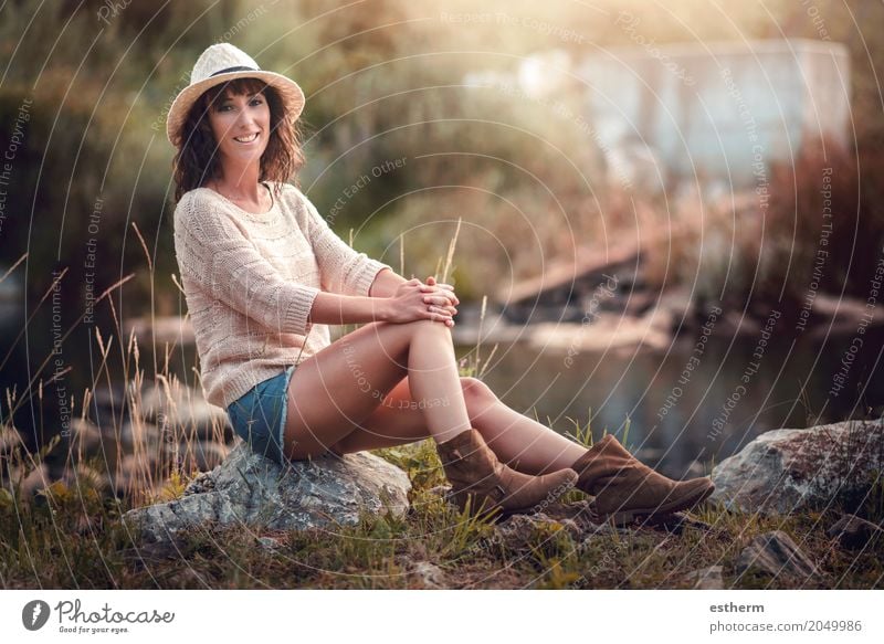 Portrait der hübschen Frau lächelnd in der Natur Lifestyle elegant Stil schön Wellness Mensch feminin Junge Frau Jugendliche Erwachsene 1 30-45 Jahre Frühling