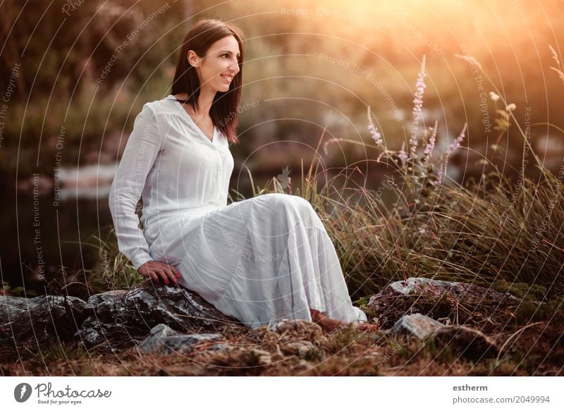 Portrait der hübschen Frau lächelnd in der Natur Lifestyle elegant Stil schön Wellness Leben Ferien & Urlaub & Reisen Freiheit Mensch feminin Junge Frau