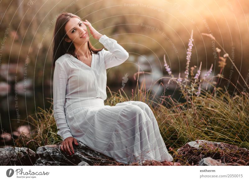 Portrait der hübschen Frau lächelnd in der Natur Lifestyle elegant Stil schön Wellness Erholung Mensch feminin Junge Frau Jugendliche Erwachsene 1 30-45 Jahre