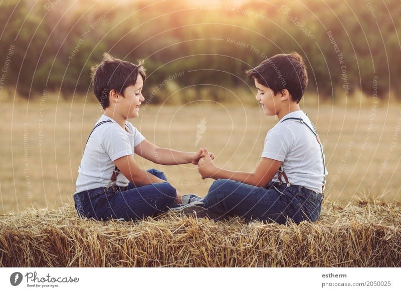 Auf dem Feld spielende Brüder Lifestyle Kinderspiel Mensch maskulin Kleinkind Junge Geschwister Bruder Familie & Verwandtschaft Freundschaft Kindheit 2