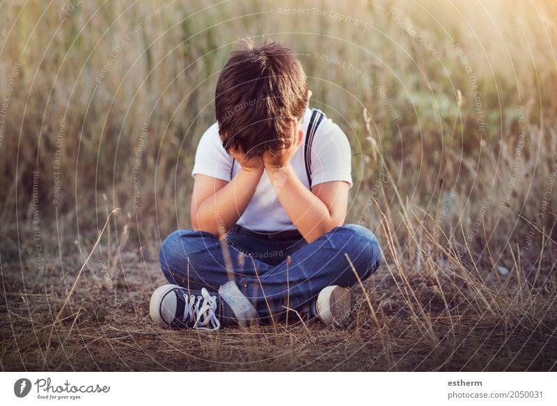 weinender Junge. Auf dem Boden sitzendes weinendes Kind Mensch maskulin Kleinkind Kindheit 1 3-8 Jahre Frühling Sommer Garten Park Wiese Traurigkeit trist