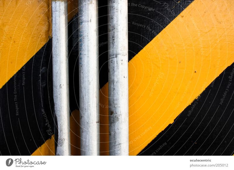 gehd garnich Mauer Wand Rohrleitung gelb schwarz Symmetrie Streifen Röhren Kontrast grell Farbfoto mehrfarbig Innenaufnahme Menschenleer Tag Licht Schatten