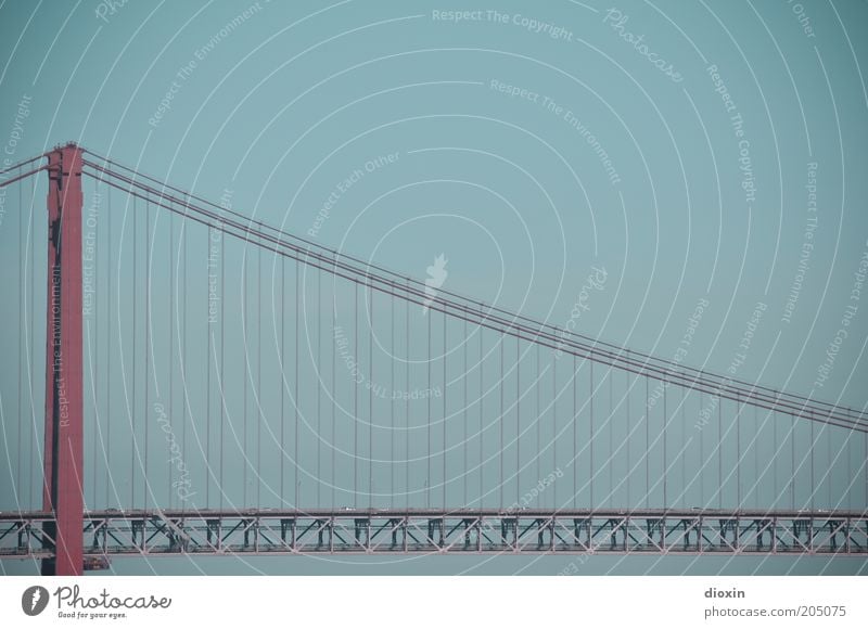 Ponte 25 de Abril Brücke Autofahren Straße Autobahn hängen groß hoch blau rot Hängebrücke Lissabon Portugal Stahl Stahlkonstruktion Stahlkabel Stahlbrücke