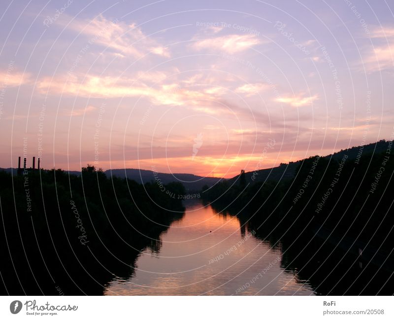 Kurz nach Sonnenuntergang Dämmerung Wolken Abend Fluss Wasser Farbe