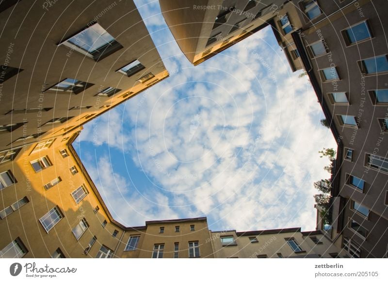 Hinterhof Haus seitenflügel quergebäude Gebäude Stadthaus Architektur Etage Himmel Wolken Abend Sonnenuntergang Dämmerung Vorderseite Fensterfront Innenhof