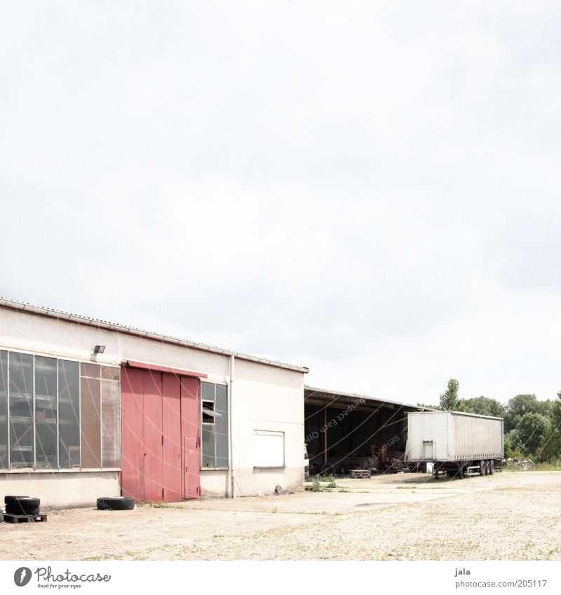 werkstatt Industrieanlage Fabrik Platz Bauwerk Gebäude Lagerhalle Werkstatt Lastwagen Anhänger Tor Industriefotografie Werkhof Farbfoto Außenaufnahme