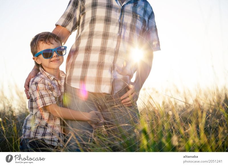 Vater und Sohn spielen zur Tageszeit auf dem Spielfeld. Die Menschen haben Spaß im Freien. Konzept der freundlichen Familie. Lifestyle Freude Leben Erholung