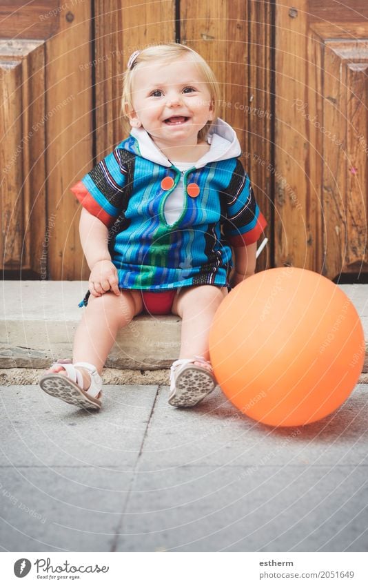 Glückliches Baby Lifestyle Kinderspiel Mensch feminin Mädchen Kindheit 1 0-12 Monate Kugel Globus Lächeln lachen sitzen Spielen lustig Gefühle Freude