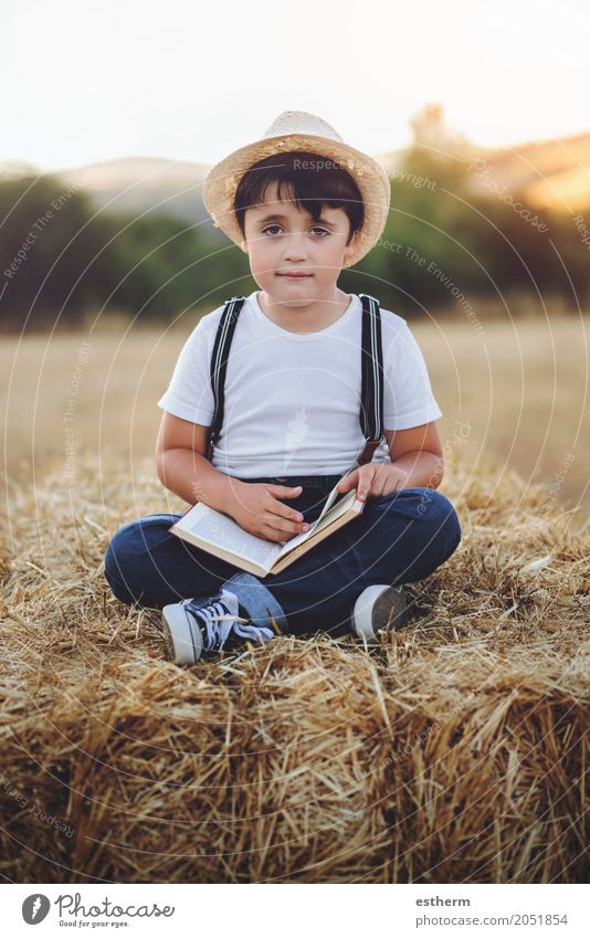 Junge liest ein Buch Lifestyle Freizeit & Hobby lesen Ferien & Urlaub & Reisen Abenteuer Bildung Schulkind Schüler Mensch maskulin Kind Kleinkind Kindheit 1