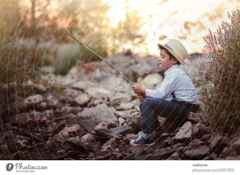 Nachdenklicher Junge auf dem Fluss Lifestyle Spielen Angeln Mensch Kind Kleinkind Kindheit 1 3-8 Jahre Natur Hut Lächeln Gefühle Freude Fröhlichkeit Liebe