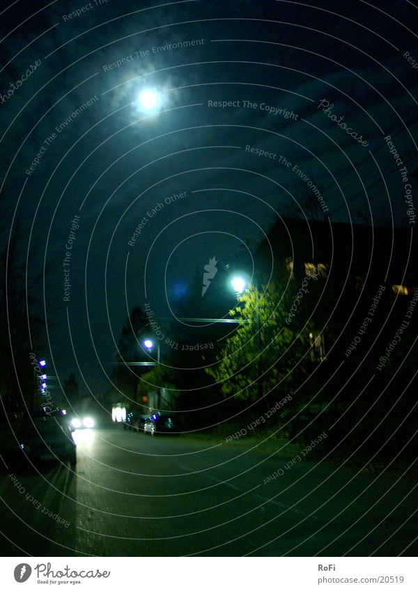 Straße bei Vollmond in Blau Straßenbeleuchtung Nacht Wolken dunkel schwarz Langzeitbelichtung Club Mond Licht PKW blau