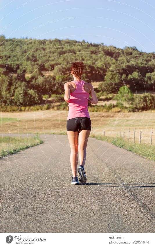 Mädchen, das auf der Straße läuft Lifestyle Wellness Leben Wohlgefühl Freizeit & Hobby Sport Fitness Sport-Training Leichtathletik Mensch feminin Junge Frau