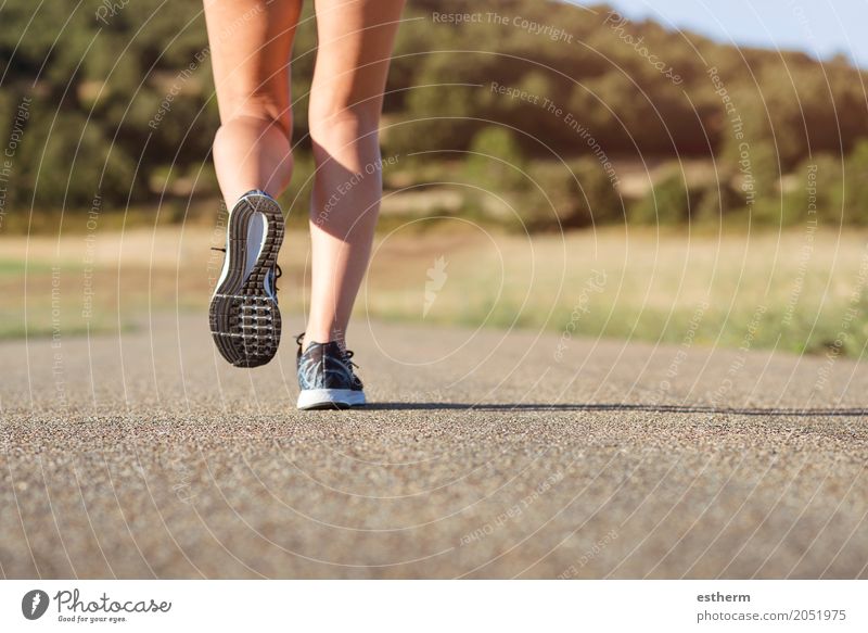 Mädchen, das auf der Straße läuft Lifestyle Leben Wohlgefühl Freizeit & Hobby Sport Fitness Sport-Training Leichtathletik Sportler Mensch feminin Junge Frau