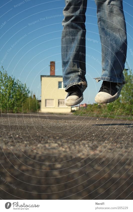 Street View springen Schuhe Straße Jeanshose Hose Freude Glück Tag Sommer Haus grün blau gelb Freizeitschuh Wolkenloser Himmel Hosenbeine Textfreiraum unten