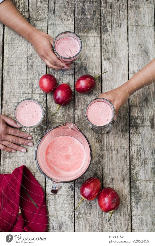 Smoothie - tropische Frucht - Sommerzeit Dessert Frühstück Vegetarische Ernährung Diät Getränk Saft exotisch Tisch Frau Erwachsene Hand frisch lecker natürlich