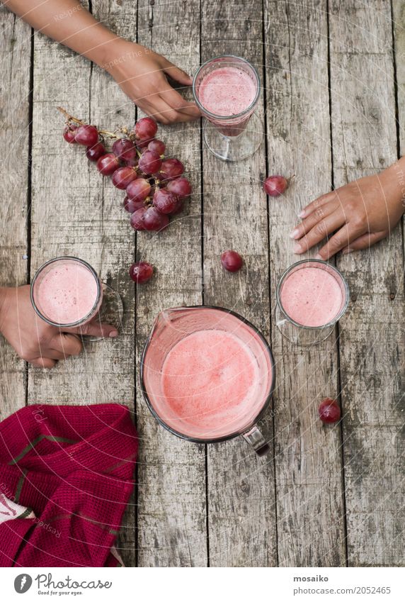 Smoothie - rote Trauben - Sommerzeit Frucht Dessert Frühstück Vegetarische Ernährung Diät Getränk Saft exotisch Tisch Frau Erwachsene Hand frisch lecker