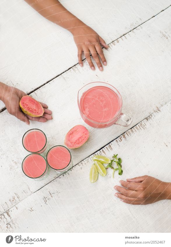 Guave Smoothie auf weißer Tabelle Gemüse Frucht Ernährung Essen Vegetarische Ernährung Diät Saft Lifestyle Gesunde Ernährung Leben Sommer Frau Erwachsene Hand 3