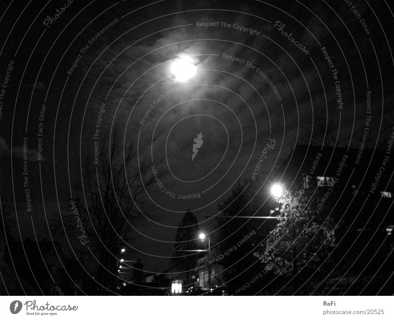 Vollmond über Straßenlampen Straßenbeleuchtung Nacht Wolken dunkel Grauwert Langzeitbelichtung Club Mond Licht Schwarzweißfoto