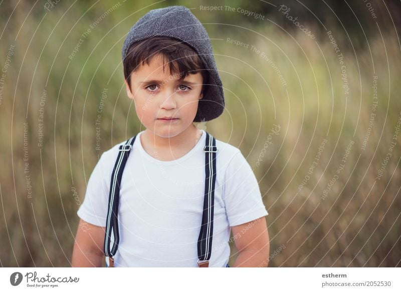 Nachdenklicher Junge Lifestyle Mensch maskulin Kind Kleinkind Kindheit 1 3-8 Jahre Natur Frühling Sommer Park Wald Mütze Freude Fröhlichkeit Neugier Hoffnung