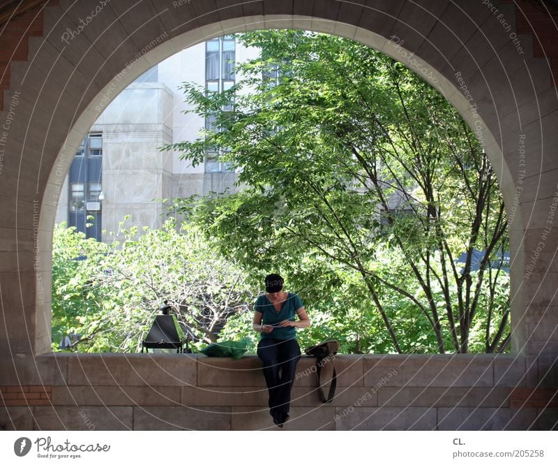 frau im bogen Ferien & Urlaub & Reisen Ausflug Sommer Junge Frau Jugendliche Erwachsene 18-30 Jahre Stadt Park Platz Gebäude Architektur Mauer Wand Fenster