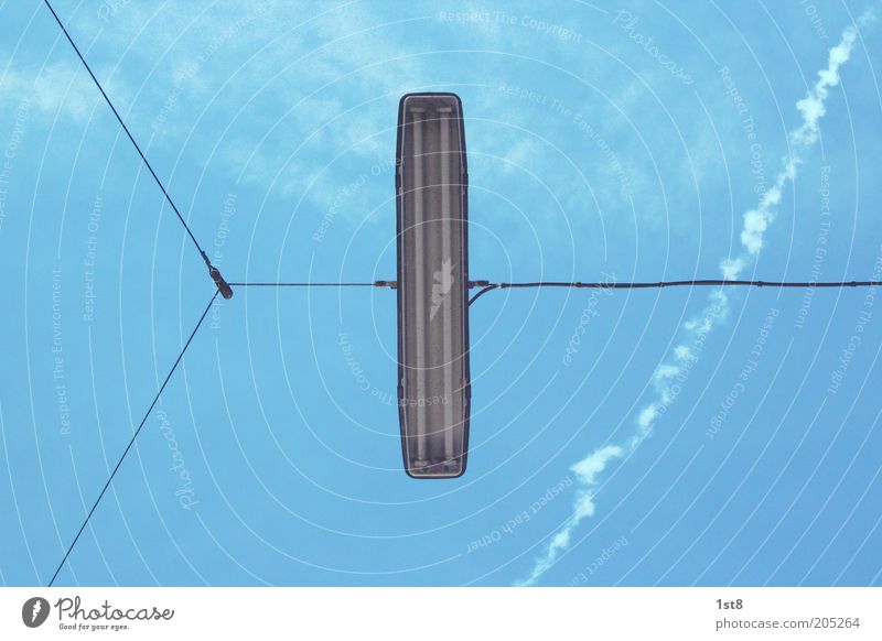 linear light Verkehr Verkehrswege außergewöhnlich Neonlampe Straßenbeleuchtung Drahtseil Kondensstreifen Himmel Blauer Himmel Leuchtstoffröhre Laterne Farbfoto