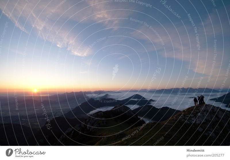 Wir schauen Sonnenaufgang. Abenteuer Sommer Berge u. Gebirge Klettern Bergsteigen Mensch Menschengruppe Landschaft Sonnenuntergang Hügel Felsen Alpen Gipfel