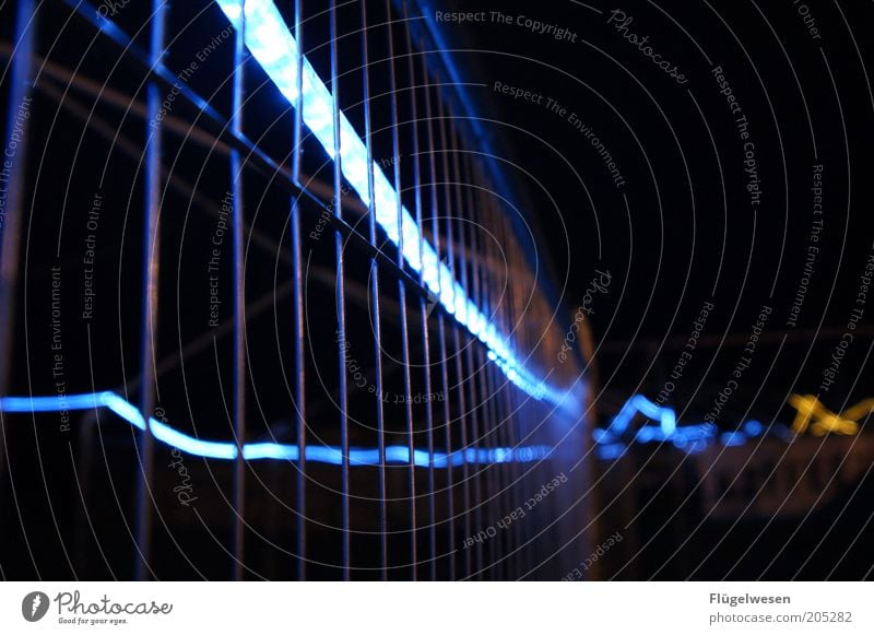 Nach dem Fanfest ist vor dem Fanfest public viewing Leuchtstab Lichterkette Lichtschlauch Bauzaun Absperrgitter Farbfoto Außenaufnahme Nacht Lichterscheinung