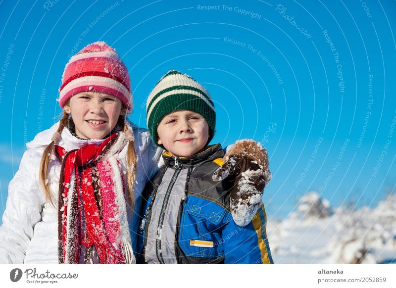 Süße kleine Kinder, die an einem Wintertag im Schnee spielen. Menschen, die im Freien Spaß haben. Konzept eines frohen neuen Jahres. Lifestyle Freude Glück