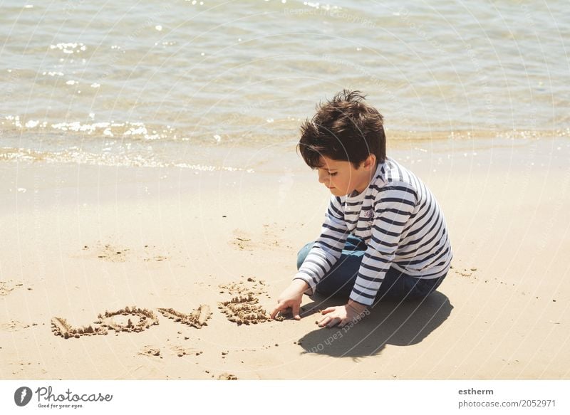 Trauriges Jungensitzen Lifestyle Ferien & Urlaub & Reisen Freiheit Mensch Kind Kleinkind Kindheit 1 3-8 Jahre Frühling Sommer Strand Liebe träumen Traurigkeit