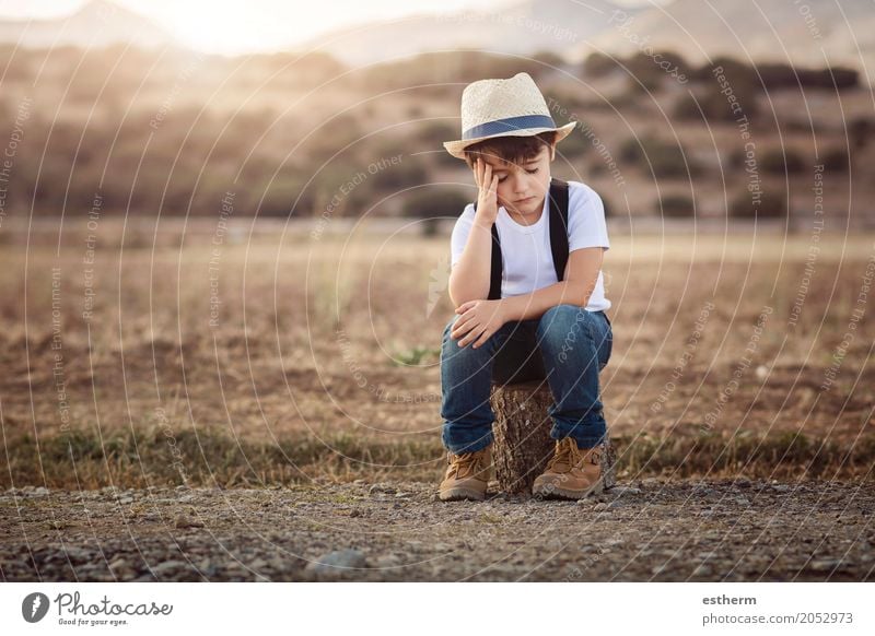 Kleiner nachdenklicher Junge Lifestyle Abenteuer Freiheit Mensch Kind Kleinkind Kindheit 1 3-8 Jahre Umwelt Frühling Sommer Wiese Feld Traurigkeit Gefühle Sorge